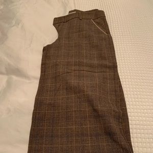Women’s knee-high pants.